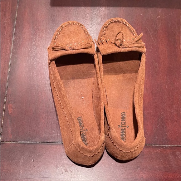Minnetonka Tan Suede Moccasins with Bow - Picture 2 of 5